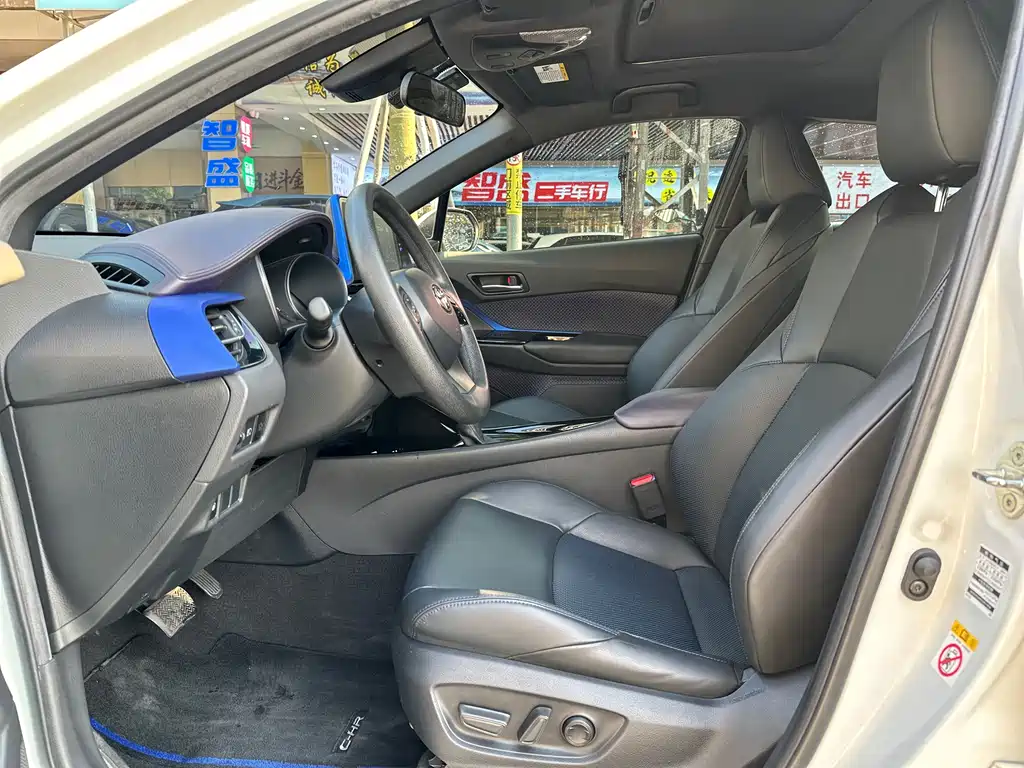 Toyota C-HR 2.0 L Leading