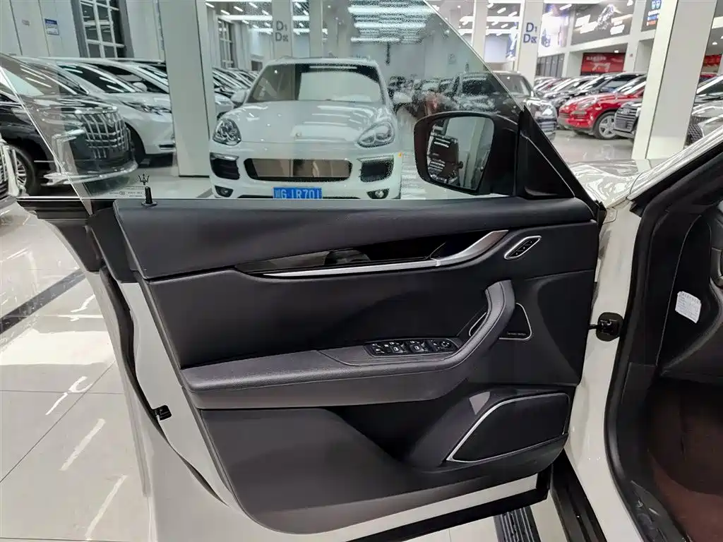 Levante 3.0 T Standard CN-V