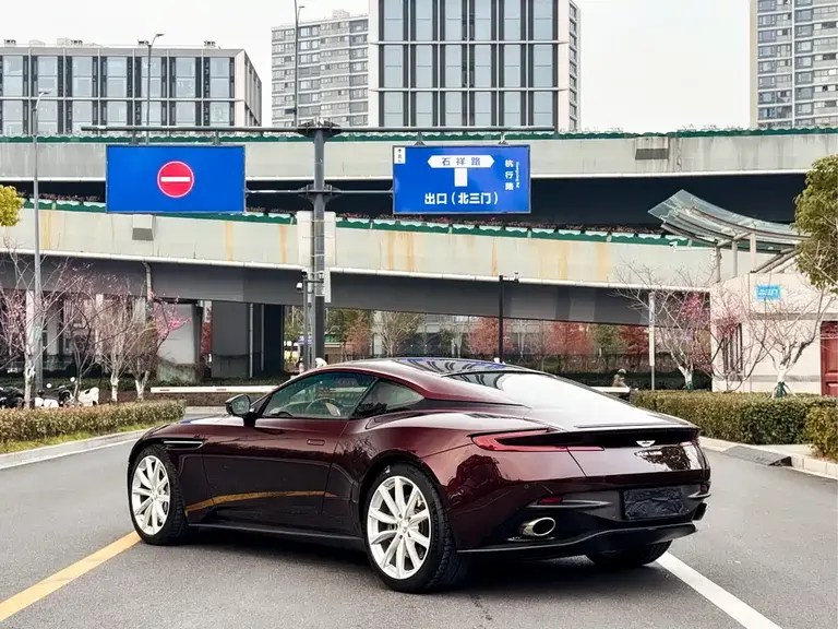 Aston Martin DB11 4.0 T V8 Coupe
