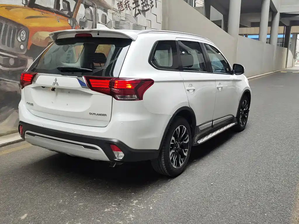 Outlander 2.0 L 2 WD Smooth Enjoyment 5-seat CN-VI