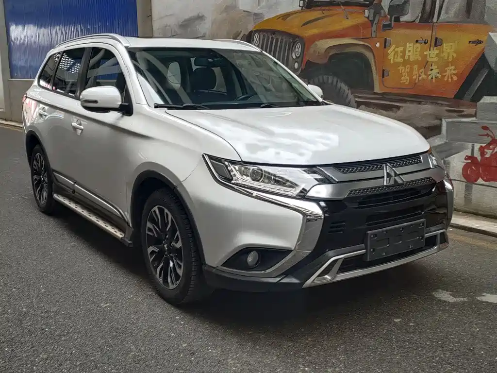 Outlander 2.0 L 2 WD Smooth Enjoyment 5-seat CN-VI