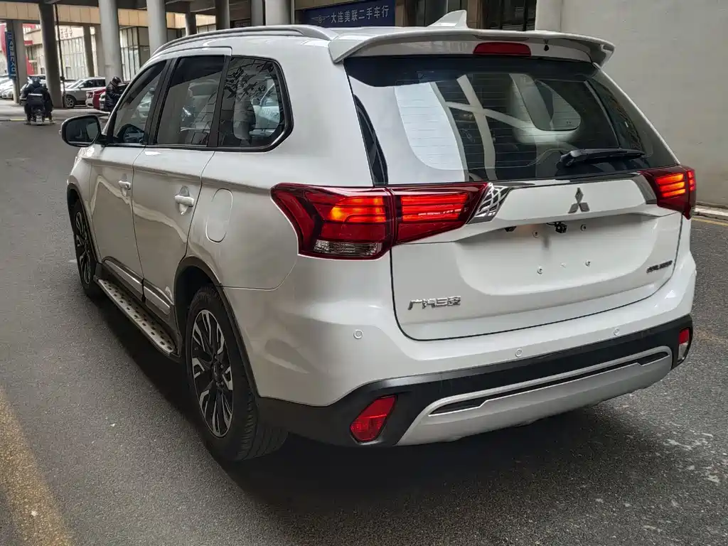 Outlander 2.0 L 2 WD Smooth Enjoyment 5-seat CN-VI