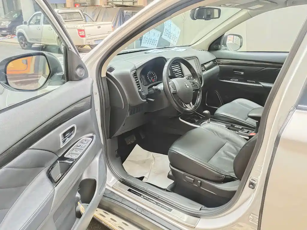 Outlander 2.0 L 2 WD Smooth Enjoyment 5-seat CN-VI