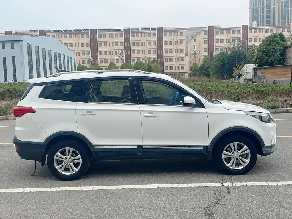 BAIC Huansu S3 S3 L 1.5 L Manual Distinguished