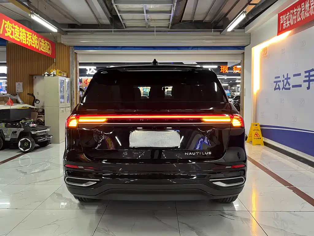 Nautilus 2.0 T 4 WD Premium