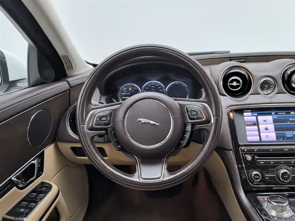 Jaguar XJ XJL 2.0 T 2 WD Graceful Business