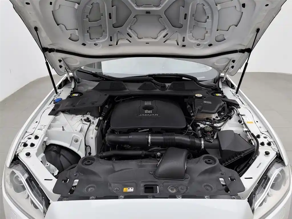 Jaguar XJ XJL 2.0 T 2 WD Graceful Business