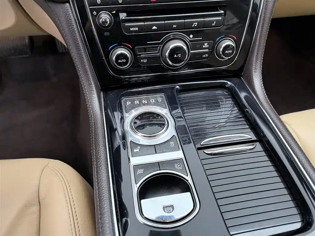 Jaguar XJ XJL 2.0 T 2 WD Graceful Business