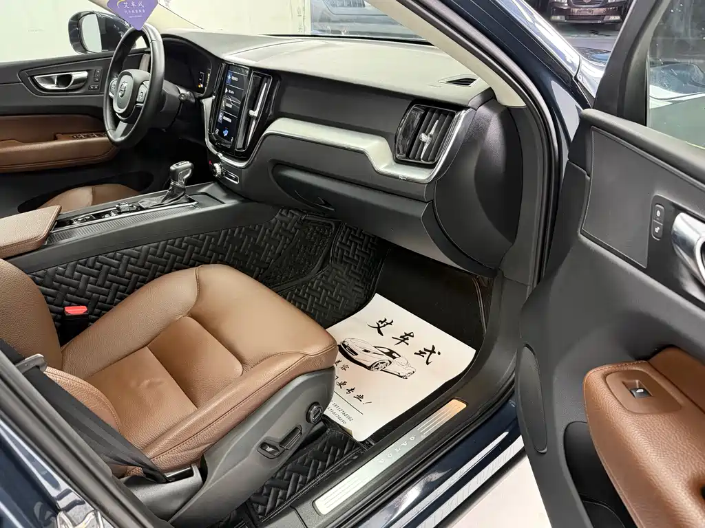 Volvo XC60 T5 4 WD Smart Ease CN-VI