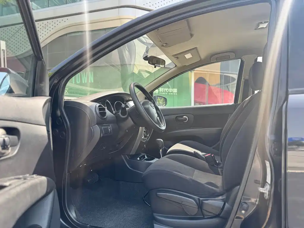 Livina 1.6 XE CVT Comfort