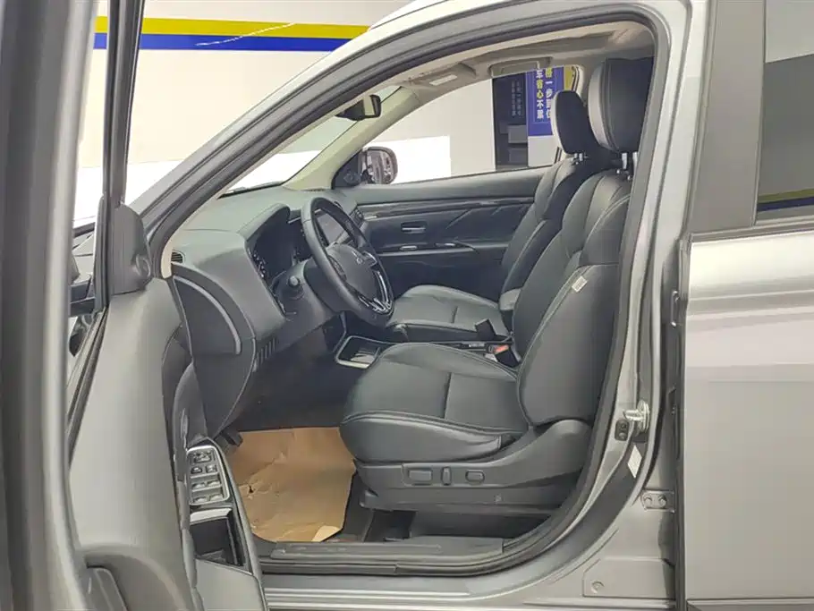 Outlander 2.0 L 2 WD Smooth Enjoyment 5-seat