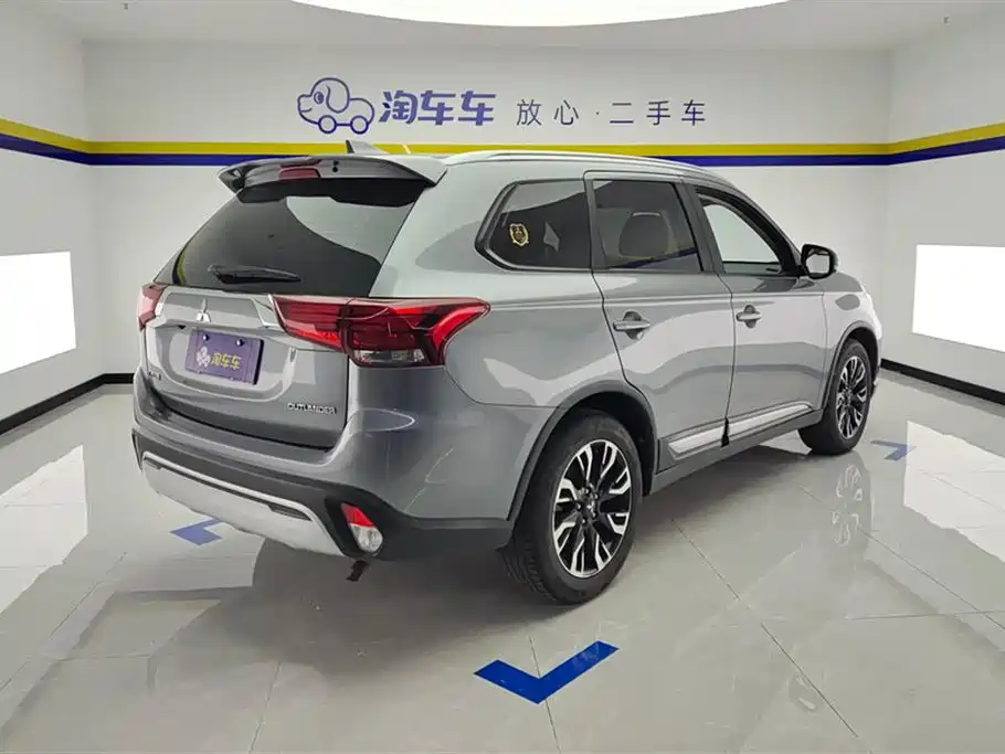 Outlander 2.0 L 2 WD Smooth Enjoyment 5-seat
