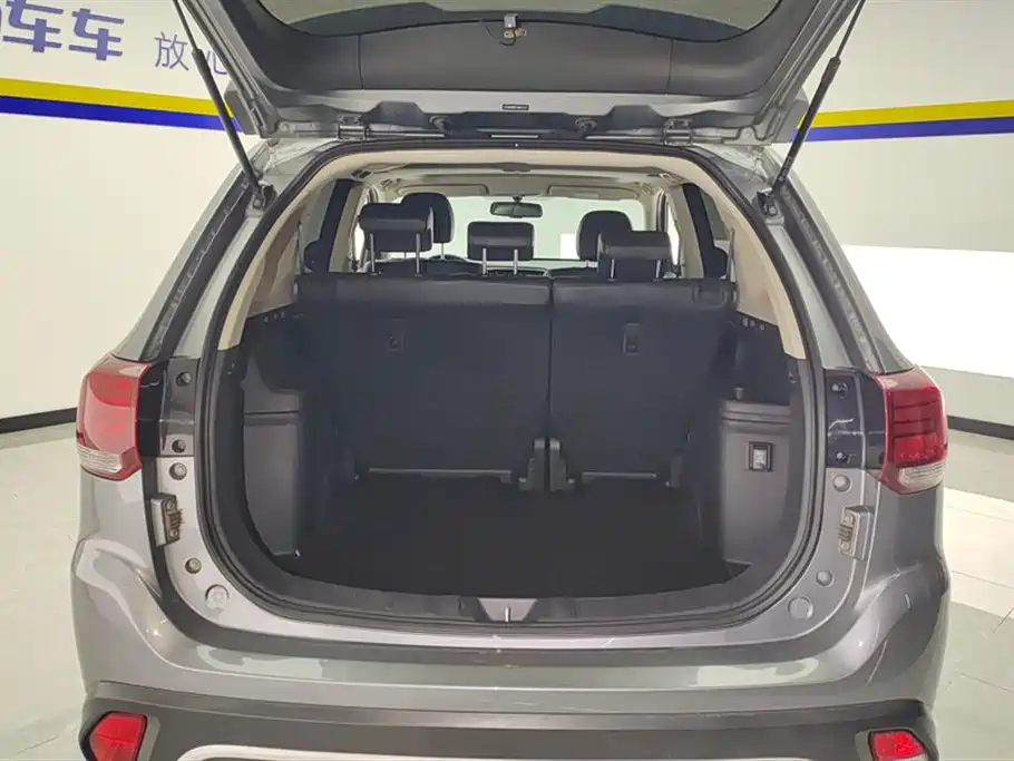 Outlander 2.0 L 2 WD Smooth Enjoyment 5-seat