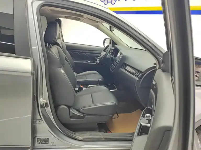 Mitsubishi Outlander 2.0 L 2 WD Smooth Enjoyment 5-seat