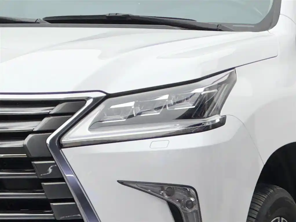 Lexus LX 570 Distinguished Luxury