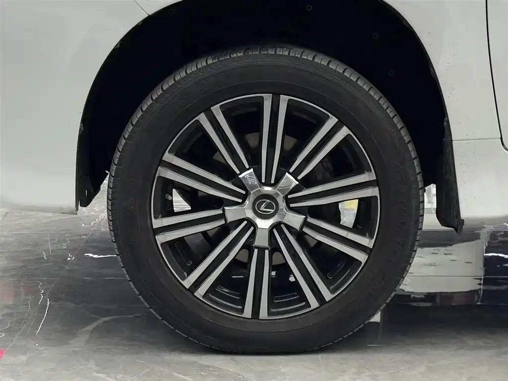 Lexus LX 570 Distinguished Luxury