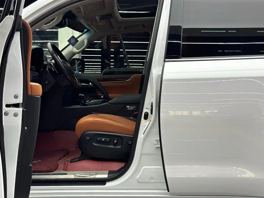 Lexus LX 570 Distinguished Luxury