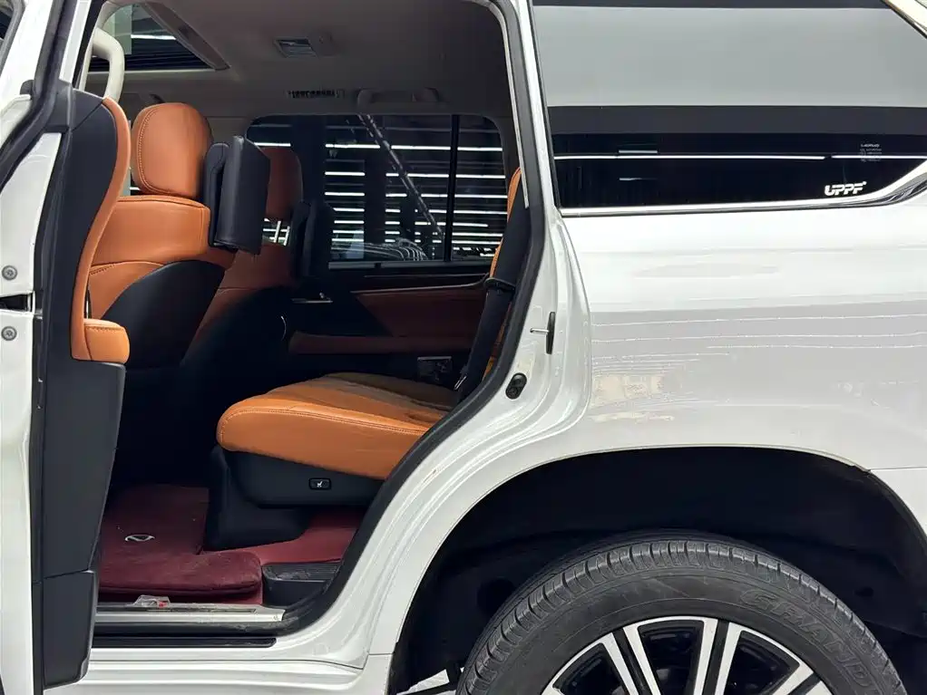 Lexus LX 570 Distinguished Luxury
