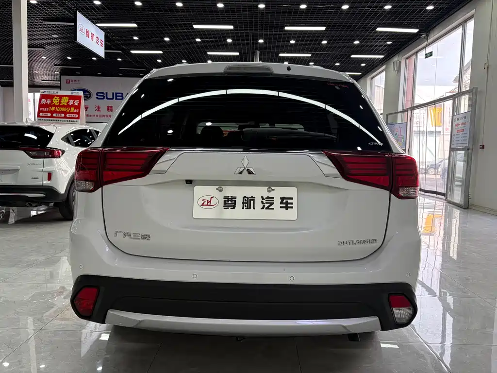 Outlander 2.4 L 4 WD Luxury 7-seat