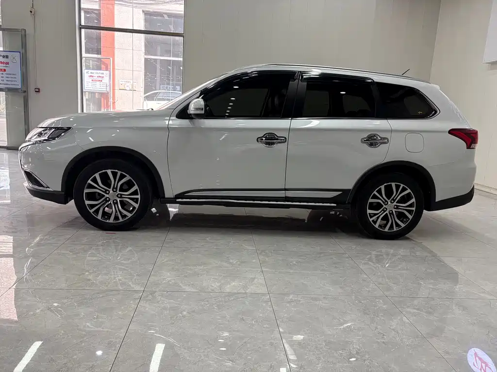 Outlander 2.4 L 4 WD Luxury 7-seat