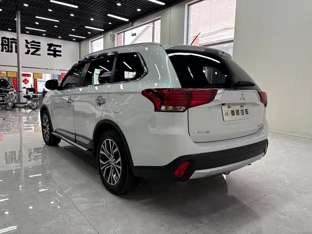 Outlander 2.4 L 4 WD Luxury 7-seat