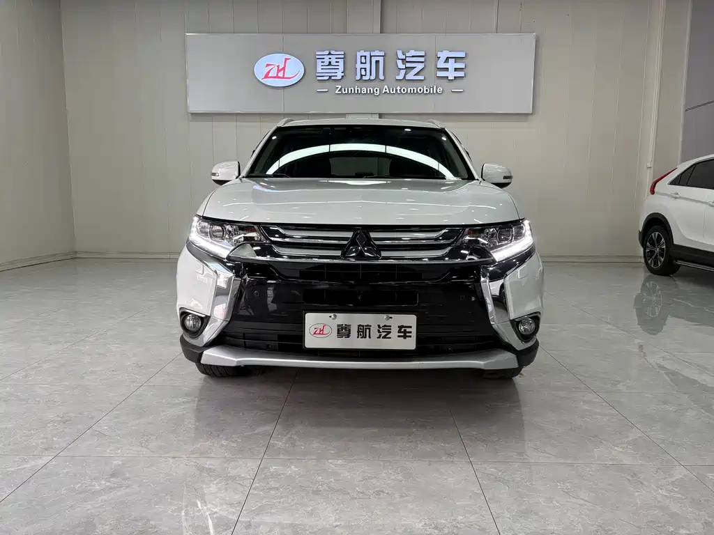 Outlander 2.4 L 4 WD Luxury 7-seat