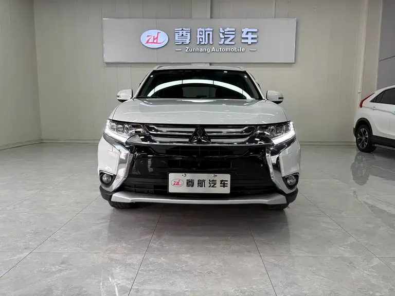 Mitsubishi Outlander 2.4 L 4 WD Luxury 7-seat