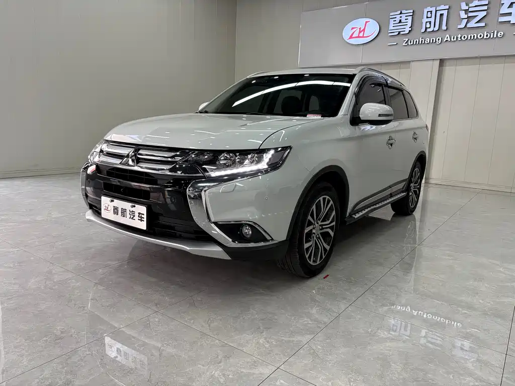 Outlander 2.4 L 4 WD Luxury 7-seat
