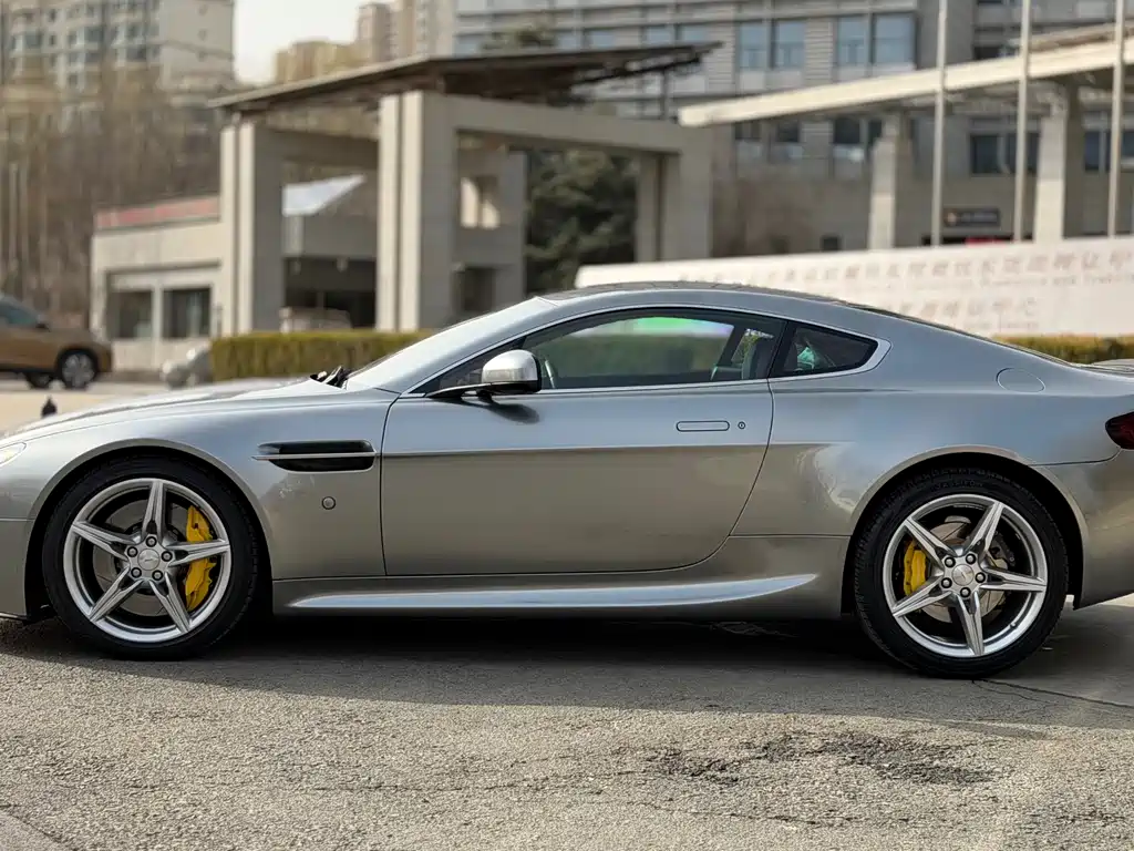 V8 Vantage 4.7 L Coupe