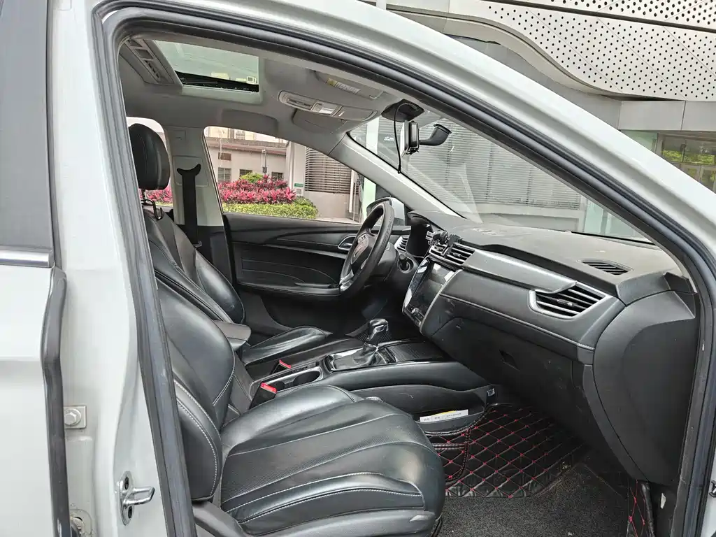 Roewe i5 1.5 L Auto 4 G Connected Leading Luxury Flagship