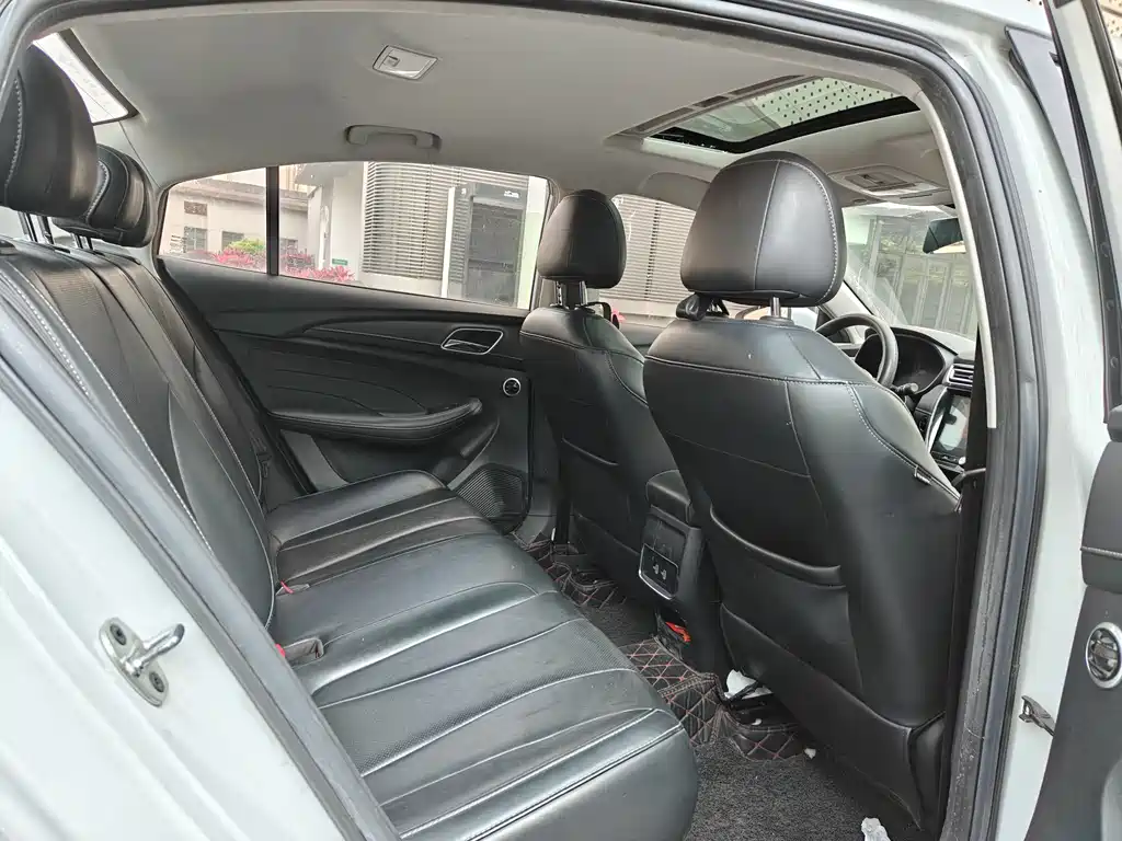 Roewe i5 1.5 L Auto 4 G Connected Leading Luxury Flagship
