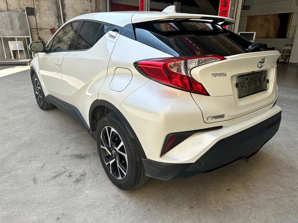 Toyota C-HR 2.0 L Leading