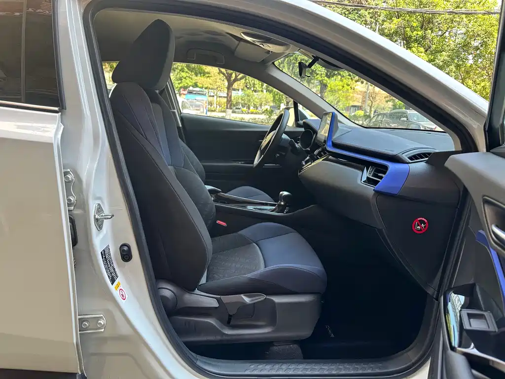 Toyota C-HR 2.0 L Leading