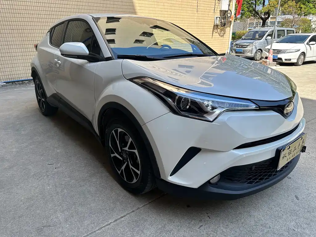 Toyota C-HR 2.0 L Leading