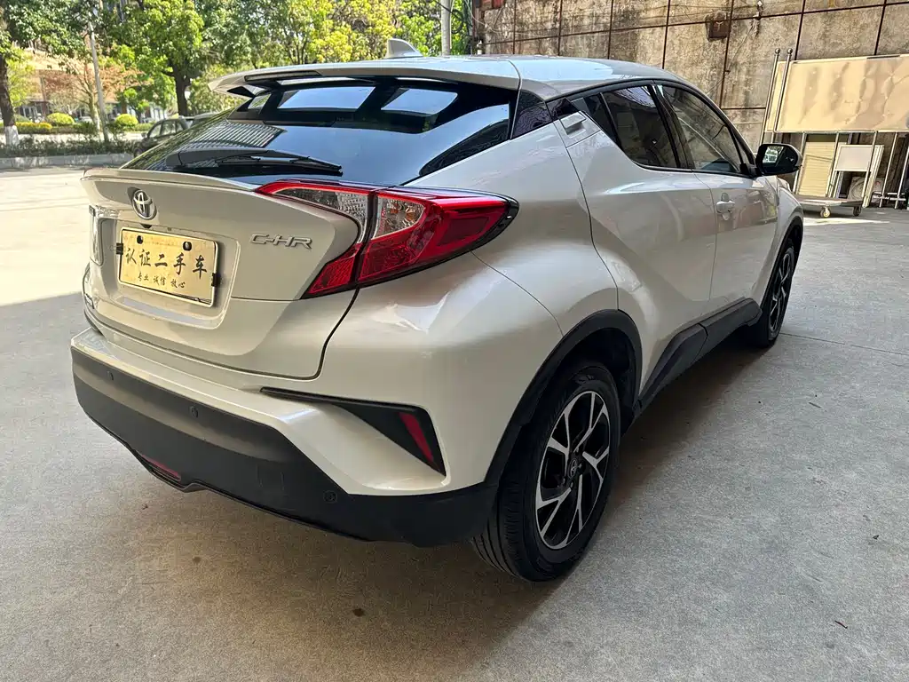 Toyota C-HR 2.0 L Leading