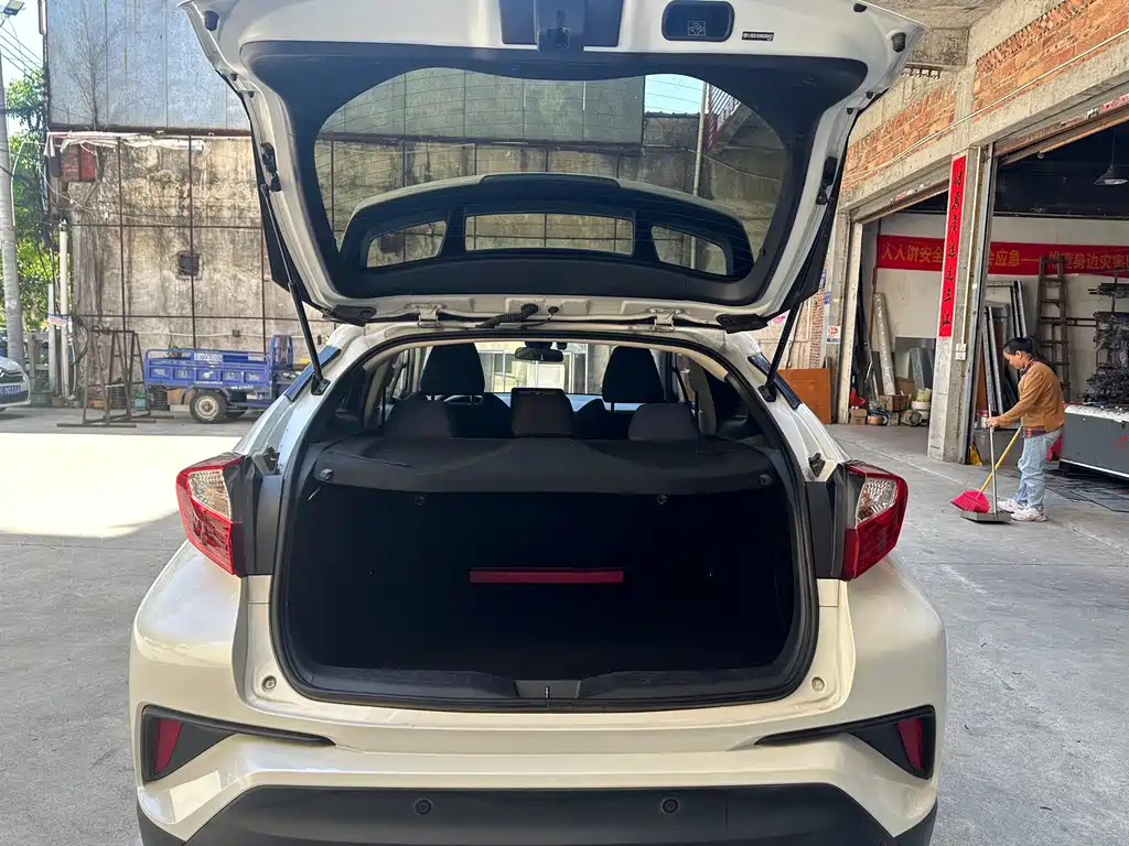 Toyota C-HR 2.0 L Leading
