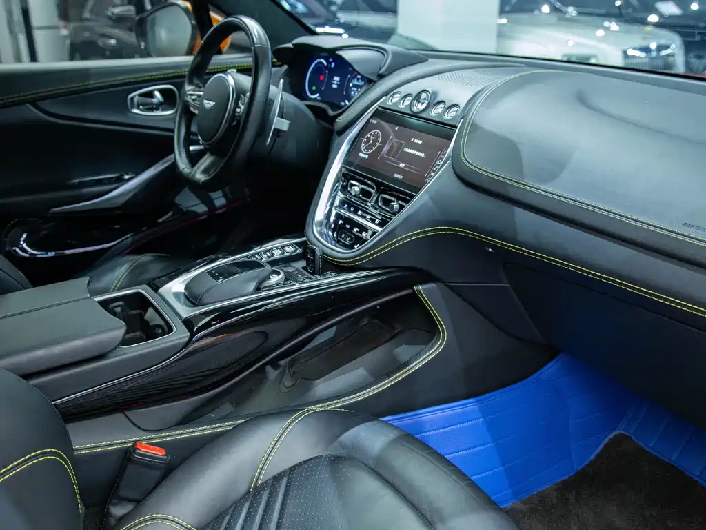 Aston Martin DBX 3.0 T STRAIGHT-SIX