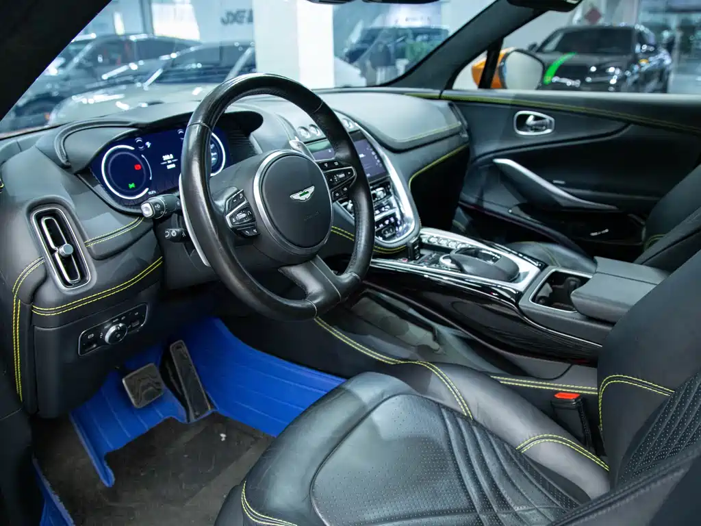 Aston Martin DBX 3.0 T STRAIGHT-SIX