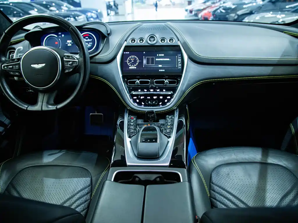 Aston Martin DBX 3.0 T STRAIGHT-SIX