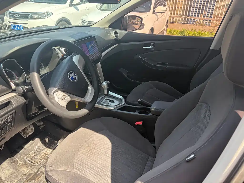 Venucia T70 2.0 L CVT Wise Travel