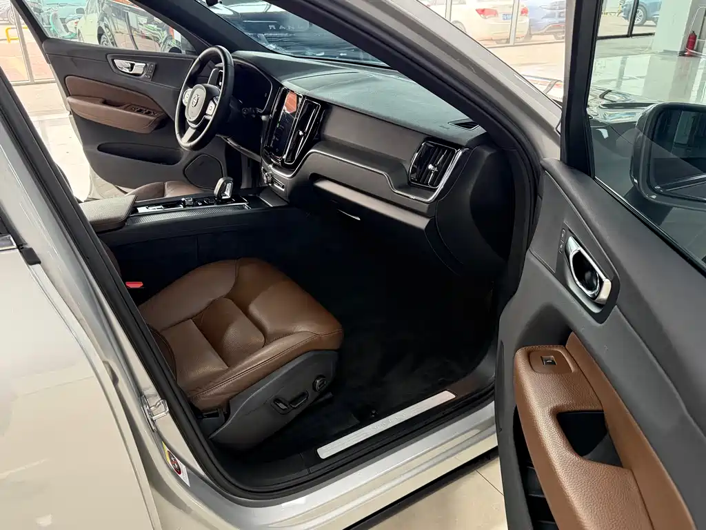Volvo XC60 B5 4 WD Smart Ease Luxury