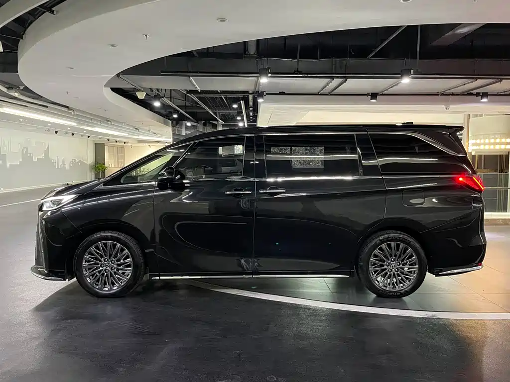 Lexus LM 500 h 6-seat Supreme
