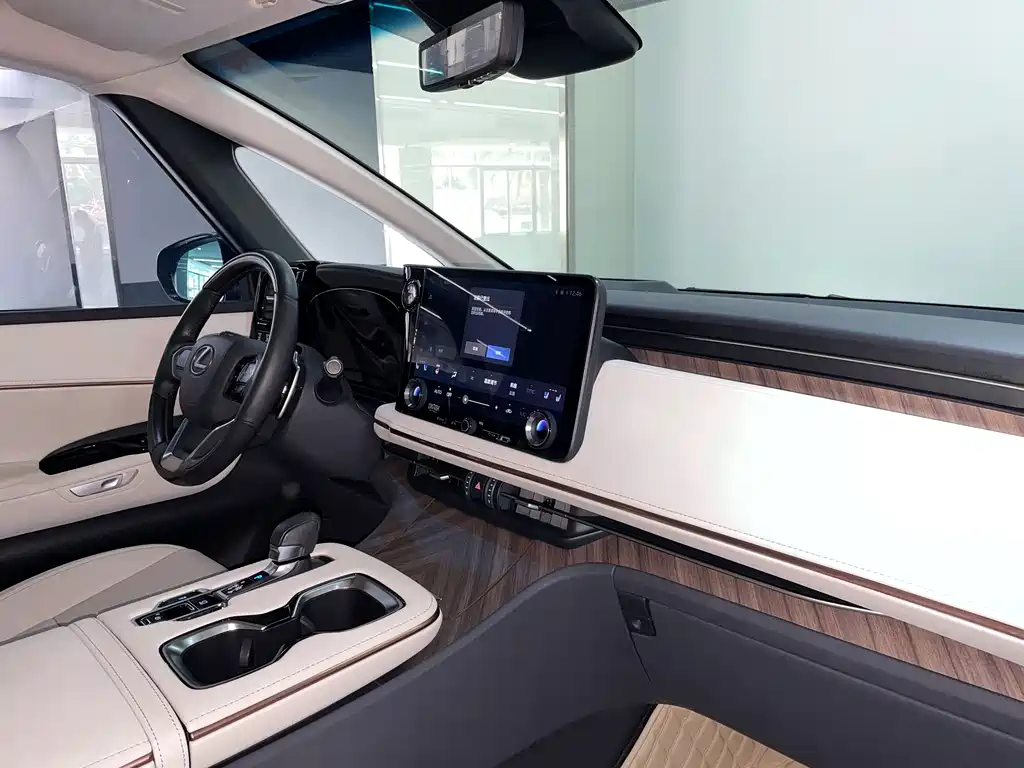 Lexus LM 500 h 6-seat Supreme