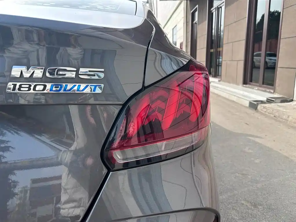 MG5 180 DVVT CVT Luxury
