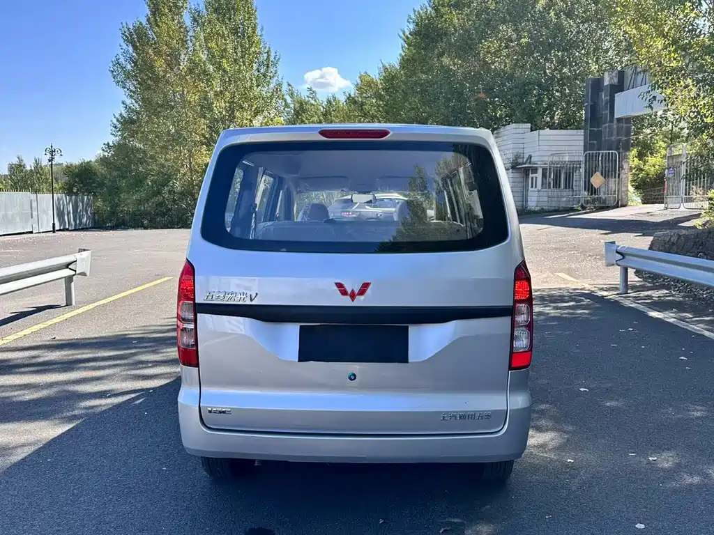 Wuling Hongguang V 1.5 L Power Enjoyment Electric Assist LAR