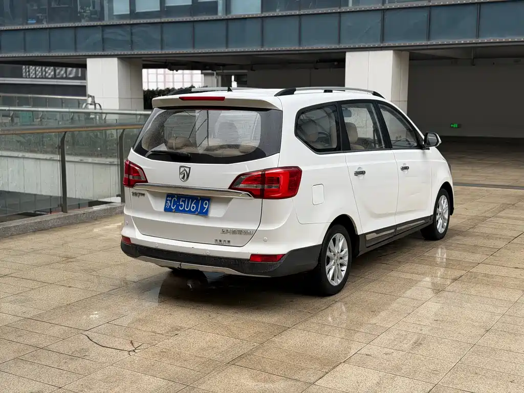 Baojun 730 1.5 L Manual Comfort 7-seat CN-V