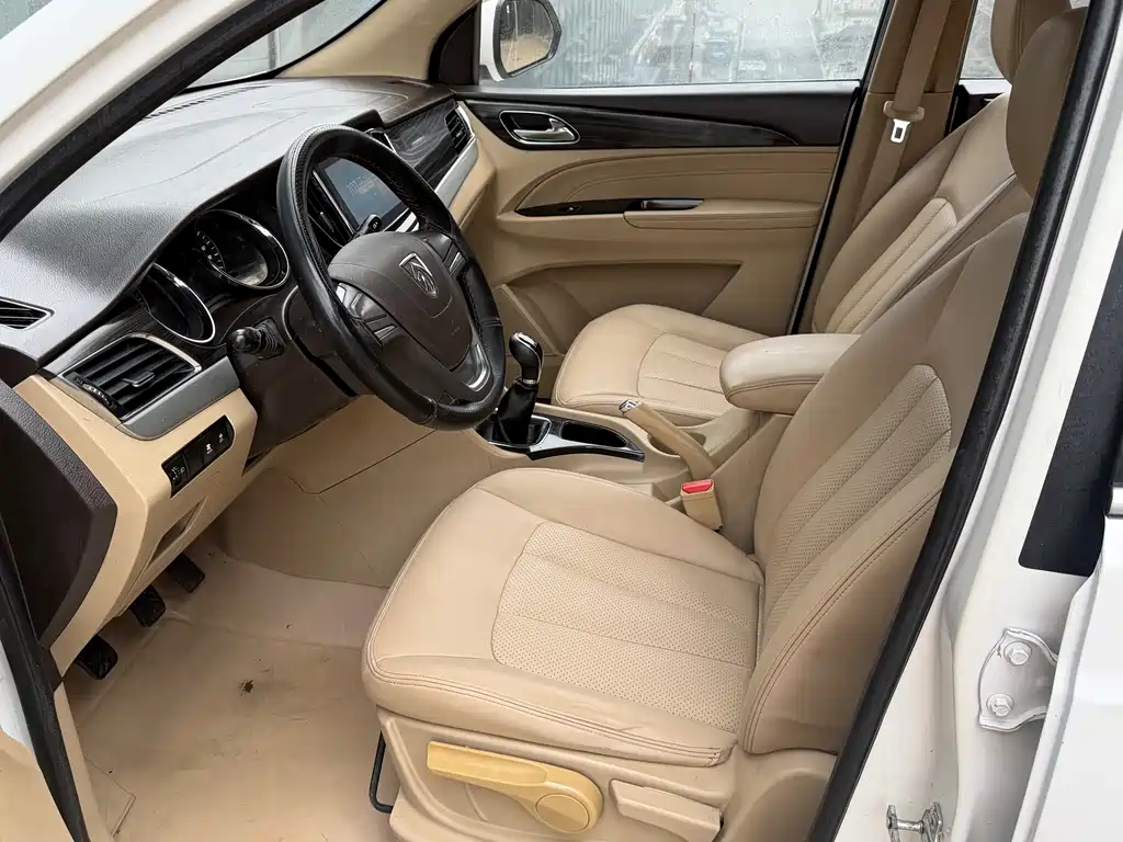 Baojun 730 1.5 L Manual Comfort 7-seat CN-V
