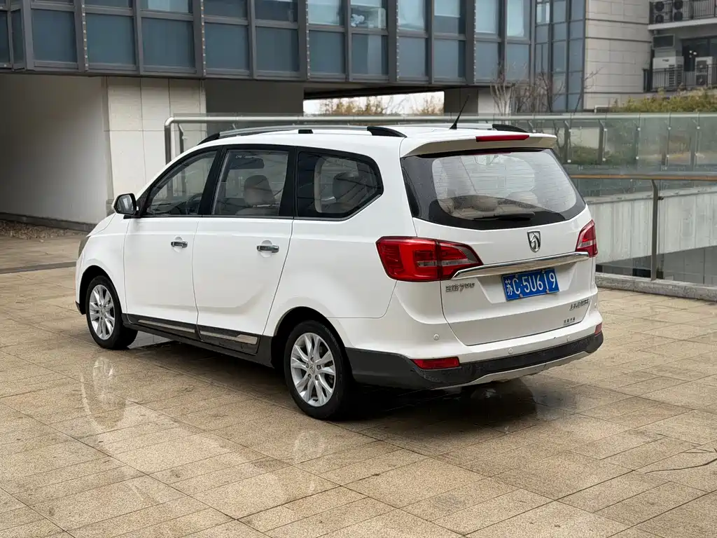 Baojun 730 1.5 L Manual Comfort 7-seat CN-V