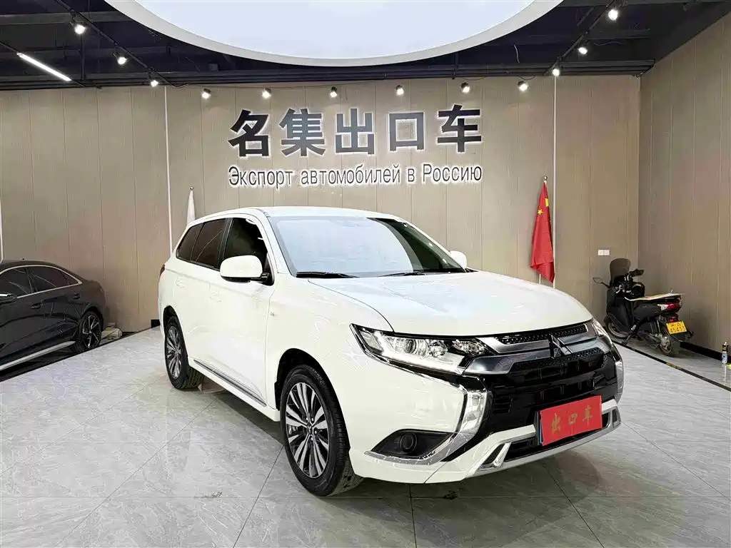 Outlander 2.0 L 2 WD Smooth Travel 5-seat