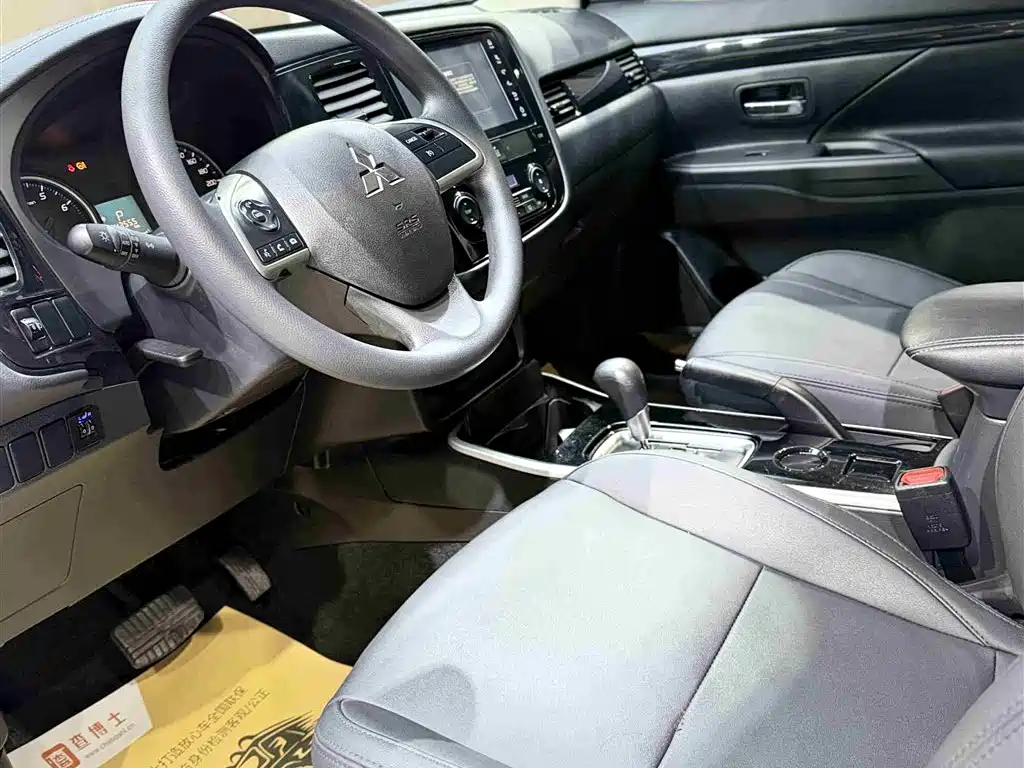 Outlander 2.0 L 2 WD Smooth Travel 5-seat